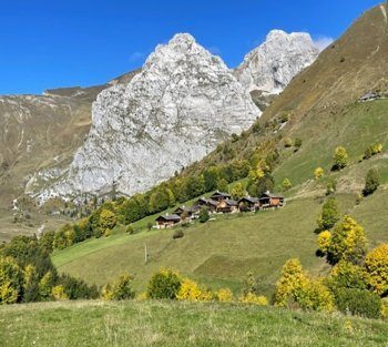 Hameau de montagne au pied des falaises